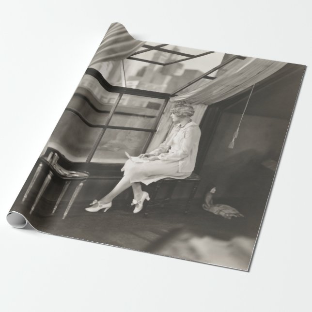 Papel De Presente Mulher triste olhando pela janela1940s, mulher, vi (Desenrolado)