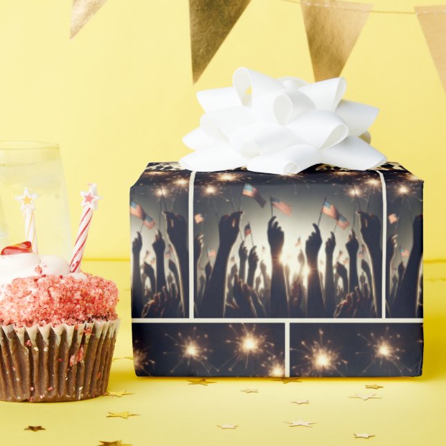 Papel De Presente Multidão Patriótica Segurando Bandeiras Americanas (Festa de aniversário)