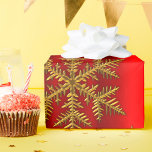 Papel De Presente Natal vermelho e Dourado<br><div class="desc">Um papel festivo e muito feliz de embrulho de Natal com um padrão de gradiente vermelho colorido. Há decorações de Natal douradas espalhadas sobre o padrão vermelho, incluindo flocos de neve de ouro, papais noeis de trenó (sendo puxados por renas, é claro), pequenas folhas de ouro sagrado com frutas vermelhas...</div>