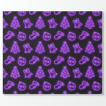 Papel De Presente Néon Purple Christmas on Black<br><div class="desc">Um padrão sem descontinuidades de elementos de Natal Neon Purple,  incluindo árvores de Natal,  sinos,  estocagens e ornamentos sobre fundo negro</div>