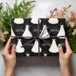 Papel De Presente Noiva Personalizada Com Chá de panela De Vestido L<br><div class="desc">A design apresenta uma noiva com um vestido longo e uma simples tipografia sobre fundo preto. Este elegante e simples papel de embrulho personalizado é perfeito para aqueles Chás de panela que devolvem presentes. Ele pode ser personalizado alterando o nome e a data do evento da noiva. Para mais personalização,...</div>