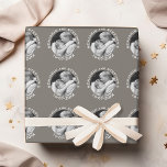 Papel De Presente Nome e Ano Personalizados da Primeira Foto de Nata<br><div class="desc">Tradicional Taupe e Fronteira Branca - presente perfeito para recém-casados ou para um aniversário. Uma manutenção que destaca uma imagem e texto personalizado.</div>