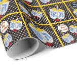 Papel De Presente O Dreidel da Arte Moderna Ficou Dotty<br><div class="desc">Divertido e realmente único rolo de quebra-cabeça brilhante apresenta o design de sonho original de Jewbilee que é apenas ponteiro para bolinhas e cores primárias ousadas e exclamações de "Vamos Play Dreidel", tudo definido em um fundo de bolinhas brancas em preto mais uma grade amarela de táxi. Para crianças, adultos,...</div>