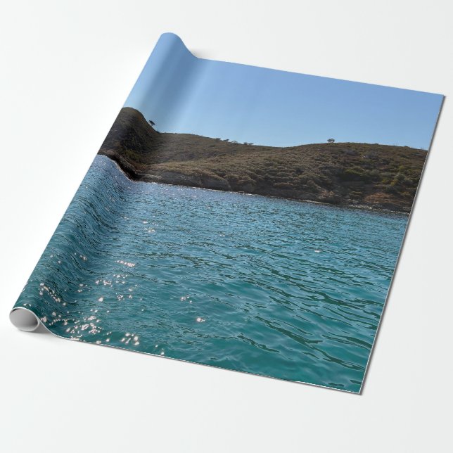 Papel De Presente O mar Mediterrâneo com colina gramada  (Desenrolado)