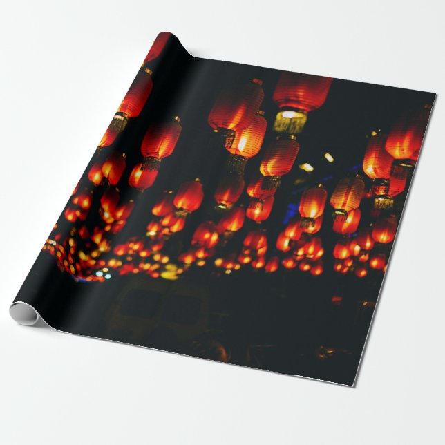 PAPEL DE PRESENTE ORANGE PAPER LANTERNS DURING NIGHT TIME (Desenrolado)
