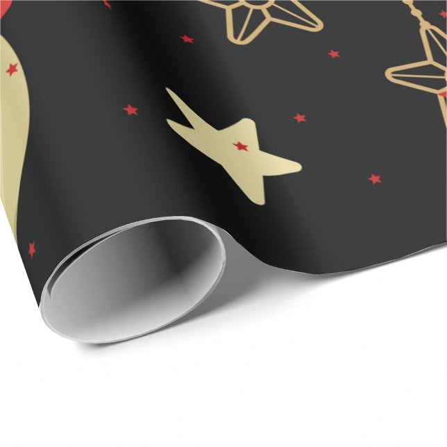 Papel De Presente Ornamentos de Férias (A roll of wrapping paper with a black background and a pattern of gold stars and red stars. )
