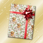 Papel De Presente Ouro Retriever Puppy no Basket Christmas Holly<br><div class="desc">Um adorável filhote de Ouro Retriever a espreitar de uma cesta de roupa mais vadia é a característica no padrão deste papel de embrulho de presente de Natal. O retrato é em meio a um padrão de borras verdes e bagas vermelhas. Perfeito durante a época de Natal para qualquer amante...</div>