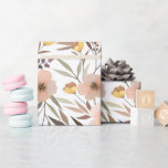 Papel De Presente Padrão Botânico Floral Rosa Elegante Wrappi<br><div class="desc">Este design de pêssego rosa apresenta um adorável padrão floral para embrulhar presentes para festa de aniversário,  chá de fraldas,  casamento ou chá de panela.</div>