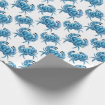 Papel De Presente Padrão Clássico de Caranguejos Azuis à Beira-Mar<br><div class="desc">Um padrão de caranguejo azul para aquele sentimento à beira-mar. Mostrado aqui com um fundo branco,  você pode alterar o fundo para qualquer outra cor usando a opção "personalizar". Imagine como seus presentes ficarão lindos embrulhados neste delicioso padrão costeiro.</div>