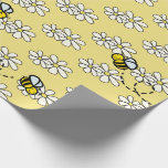 Papel De Presente Padrão de Abelha Melífera Amarela e Margarida Bran<br><div class="desc">Este papel de embrulho fofo apresenta um fundo amarelo mostarda claro com padrões de abelhas melíferas / abelhões e margaridas brancas. Altere a cor do fundo e personalize de acordo com as suas necessidades. Você pode encontrar mais produtos compatíveis na minha loja.</div>