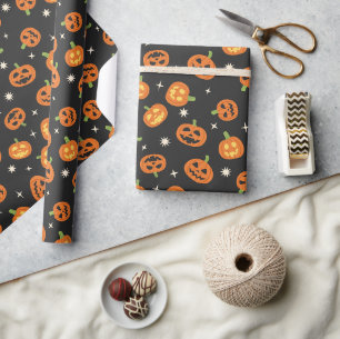 Papel De Presente Padrão de abóboras de Halloween fofas jogadas sobr