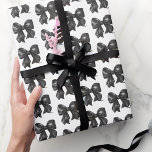 Papel De Presente Padrão de Arco preto elegante<br><div class="desc">Papel de enrolamento de Arco preto de aquarela. Elevem seus presentes com este papel chic e simples de empacotamento com um padrão de arco preto de aquarela. Perfeito para um tema de chá de panela de "Casando", esse design versátil também funciona lindamente para aniversários, comemorações elegantes, ou qualquer ocasião em...</div>