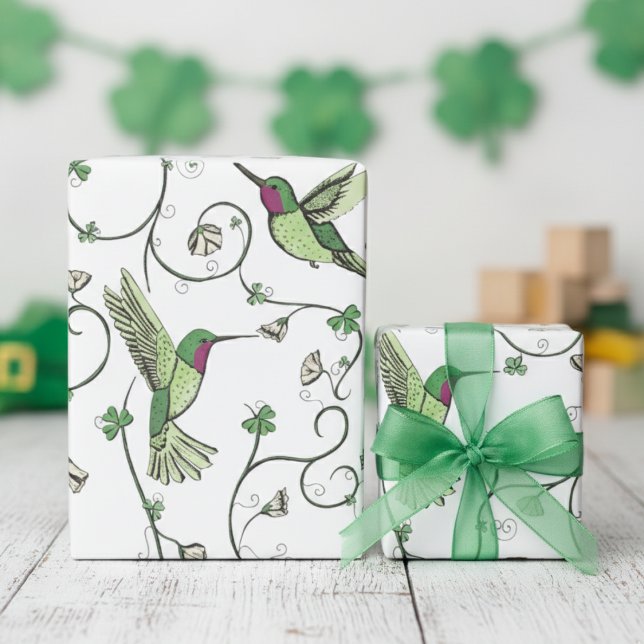 Papel De Presente Padrão de Beija-flor de Trevo Sortudo (St Patrick's Day Irish Gift Wrap. Whimsical Floral Hummingbird, Green Clover, Lucky Shamrock Vine)