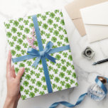 Papel De Presente Padrão de Clover Feliz e Sortudo<br><div class="desc">Envolva seus presentes na beleza fresca da natureza com este papel embrulhante com um padrão de folha de trevo de aquarela vibrante. As folhas verdes vibrantes criam um design alegre e enérgico que é perfeito para as comemorações de primavera e verão. Seu olhar versátil o torna ideal para chás de...</div>