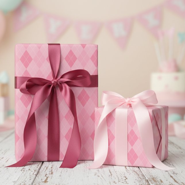 Papel De Presente Padrão de Diamante de Argyle Pequeno e Rosa (Cute Girly Pink Argyle Wrapping Paper 4 Girl Baby Shower & Birthday. Pink Diamonds Patterned Design)