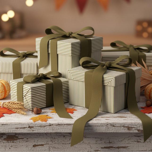 Papel De Presente Padrão de Faixa Verde-Azeitona e Branco (Modern & Classic Olive Green Wrapping Paper. Trendy Navy Blue & White Chic Stripes Pattern for Him.)