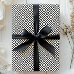 Papel De Presente Padrão de Maze Grego-Chave Preto e Branco<br><div class="desc">Elegante papel de embrulhamento de padrão de Maze-padrão Grego-Chave Grego-preto preto e branco. Perfeito por colocar esse toque final em seus presentes e é excelente para aniversários,  Natal,  aniversários ou casamentos! Lindos Padrões de Design de papel de moldagem moderna de presentes por Bonito Imprimível.</div>