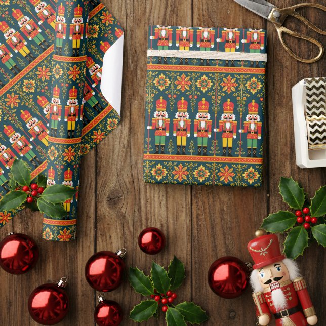Papel De Presente Padrão de Soldado de Brinquedo Esmagador de Nozes  (Perfectly wrap your holiday gifts with this traditional Nutcracker Toy Soldier wrapping paper.)