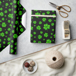 Papel De Presente Padrão de trevos verdes em fundo preto