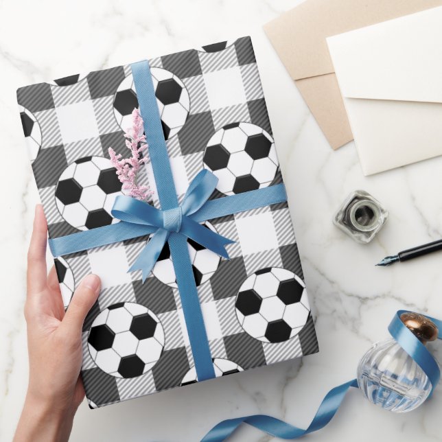 Papel De Presente Padrão de Xadrez da bola de futebol em branco pret (Presentear)