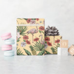 Papel De Presente Padrão Floral de Flamingo Amarelo Tropical<br><div class="desc">Este elegante papel de embrulho de flamingo tropical apresenta um padrão floral de flamingos cor-de-rosa desenhados à mão, flores de hibisco e jasmim, abacaxis, folhas de banana e bebidas tropicais, tudo contra um elegante fundo amarelo.</div>