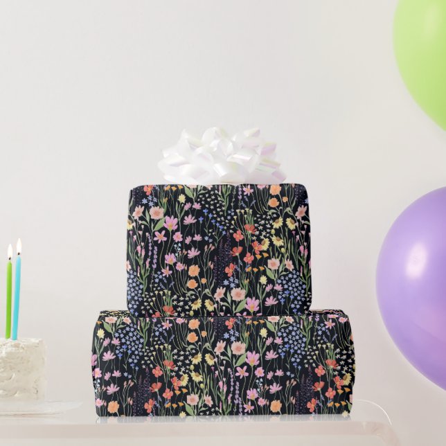 Papel De Presente Padrão Floral de Flores Silvestres Fundo Escuro Ja (Presentes para festas)