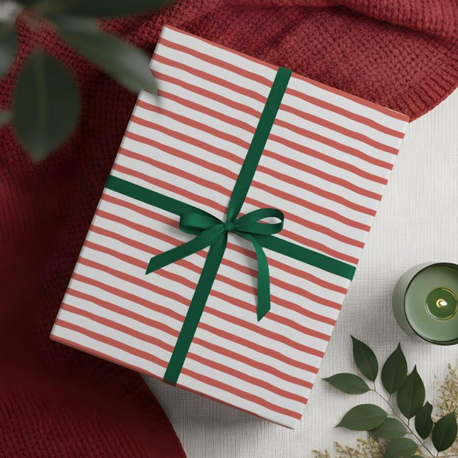 Papel De Presente Padrão Mínimo de Estirpe Vermelha e Branca Moderno (Wavy Modern Minimal Red & White Stripe Pattern Wrapping Paper)