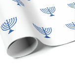 Papel De Presente Padrão mínimo de menorah judaica branca e azul<br><div class="desc">Um padrão menorah judaico branco e azul minimalista,  moderno e elegante papel de enrolar. Padrão menorah azul sobre fundo branco. Este papel de embrulho é excelente para Chanucá,  Chanukah,  bar mitzvah,  bat mitzvah,  Shabbat e Feriados Judeus.</div>