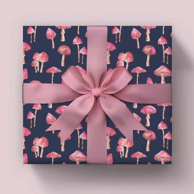 Papel De Presente Padrão rosa do cogumelo (Pink mushroom wrapping paper sheets. Woodland mushrooms on navy blue background.)