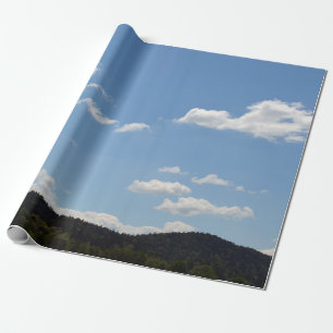 Papel De Presente Paisagem com colinas verdes, árvores e nuvens