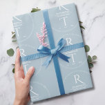 Papel De Presente Papel de enfeite de casamentos de Cinzas brancas e<br><div class="desc">Apresentando nosso legante e moderno roteiro de fotos Monograma Wedding Suite em cinza azul e branco. Cada peça é cuidadosamente projetada para criar um olhar e um sentimento elegantes coesos. Esta coleção inclui todos os elementos essenciais do casamento, como cartões postais Salvar a Data, convites, cartões RSVP, caixas de presentes...</div>