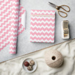 Papel De Presente Papel de enrolamento Chic Pink Chevron<br><div class="desc">Papel de embrulhamento Chevron rosa - Envolvimento de presente chic e divertida para qualquer ocasião Faça seus presentes se destacarem com este adorável papel de embrulho rosa! Apresentando um padrão quic chevron em branco e cor-de-rosa macio com bolinhas delicadas, este design moderno, porém brincalhão, é perfeito para chás de fraldas,...</div>
