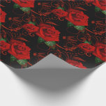 Papel De Presente Papel de enrolamento da rosa vermelha<br><div class="desc">Papel de enrolamento mostrado com uma cor preta de fundo e um impressão floral bonito do rosa vermelha. Personalize este item ou comprar como está.</div>