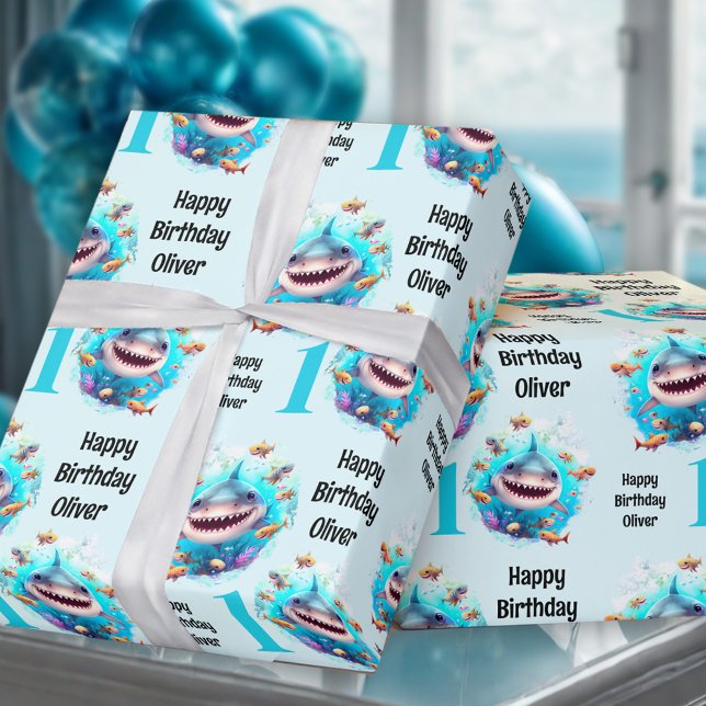 Papel De Presente Papel de enrolamento do nome do primeiro aniversar (Cute Shark Boy 1st Birthday Name Wrapping Paper)