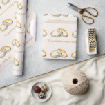 Papel De Presente Parabéns de Casamento do Conjunto de Anéis de Casa<br><div class="desc">Um belo conjunto de alianças da noiva e do noivo fica bronzeado com a inscrição em ouro Texto diz "Parabéns no dia do seu casamento!"</div>