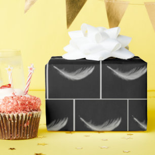 Papel De Presente Pena Branca Flutuante Sobre Preto