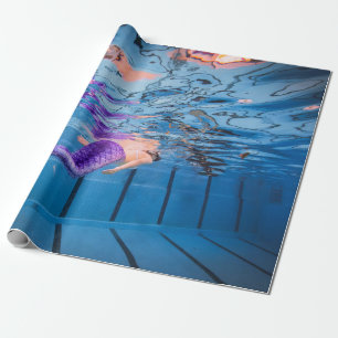 Papel De Presente Pessoa de calças roxas deitada na rede azul