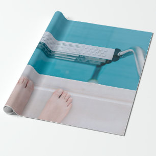 Papel De Presente Pessoa de pé na escada da piscina de natação