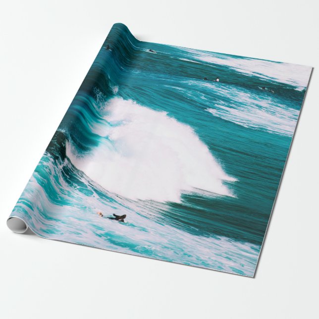 PAPEL DE PRESENTE PESSOA NO BORDO COM ONDAS OCEANAS (Desenrolado)