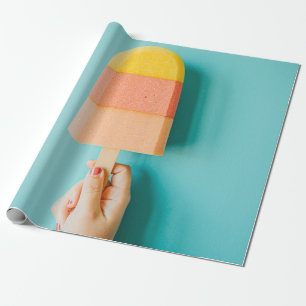 Papel De Presente Pessoa que segura um cone de sorvete amarelo e cas