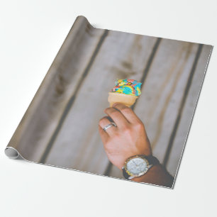 Papel De Presente Pessoa segurando sorvete multicolorido