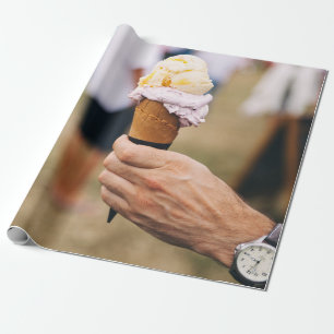 Papel De Presente Pessoa segurando sorvete no cone