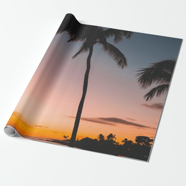 Papel De Presente Pessoas na praia perto do mar (Desenrolado)