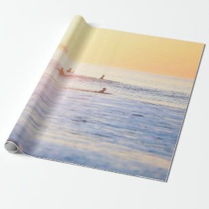 Papel De Presente Pessoas surfando na praia