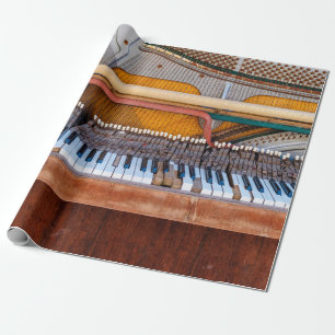 Papel De Presente piano antigo com a tampa desligada. Um dilapidado