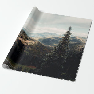 PAPEL DE PRESENTE PINAS VERDES NA MONTANHA SOB NUVENS BRANCAS DU