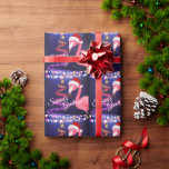 Papel De Presente Pink Flamingo Festivo Natal Da Praia Tropical<br><div class="desc">O papel de embrulho de Natal da praia tropical desta temporada apresenta um flamingo rosa vestindo um chapéu de Papai Noel vermelho e branco. Há luzes festivas de cordas de férias e uma árvore de Natal de Friso e Estrelas. -</div>