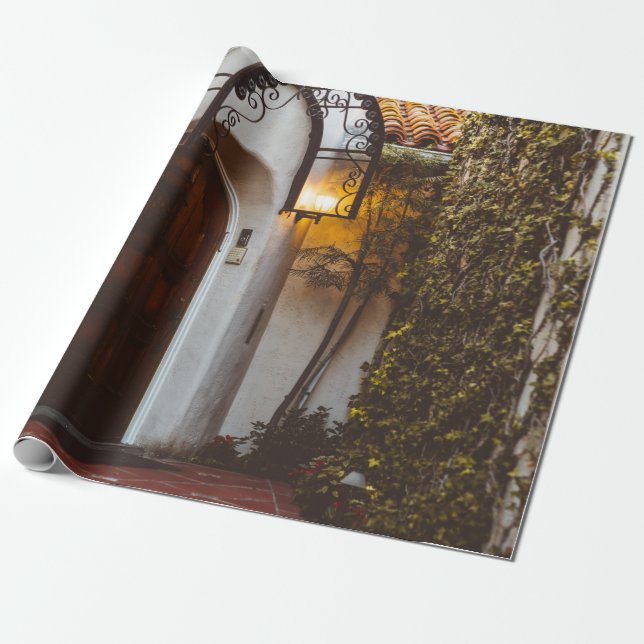 PAPEL DE PRESENTE PORTA DE MADEIRA FECHADA DURANTE O DIA (Desenrolado)