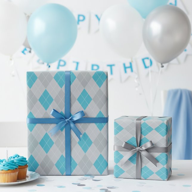 Papel De Presente Prata clássica e diamantes azuis (Cute Blue and Gray Argyle Pattern Gift Wrap for Boy Birthday Party. Light Blue and Gray Diamonds)