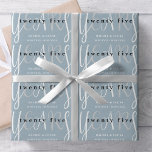 Papel De Presente Presente de 25 Silver Blue Wedding Anniversário<br><div class="desc">Folha de papel de embrulho de aniversário de casamento de 25 único e moderno. Personalize e personalize facilmente por ano e nomeie amigos, casais, pais ou seu marido/esposa. Mantenha a cor de fundo como está ou mude para se adequar à sua ocasião. Certifique-se de verificar o resto da minha coleção...</div>